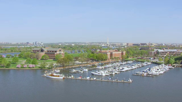 WS AERIAL POV轨道图，Fort McNair和marina / Washington DC，美国视频素材