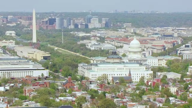 WS AERIAL POV国家广场，美国国会大厦和华盛顿纪念碑，美国华盛顿特区视频素材