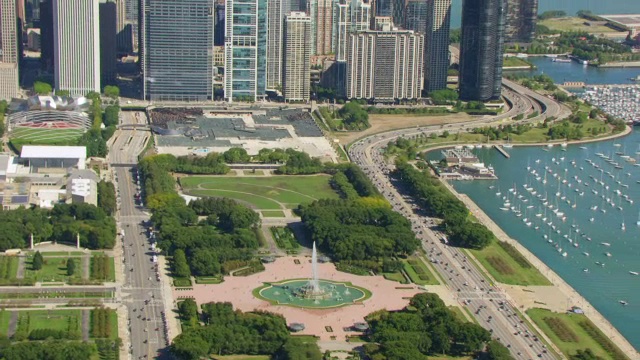 WS AERIAL POV ZO白金汉喷泉和现代天际线视图/芝加哥，库克县，伊利诺伊州，美国视频素材