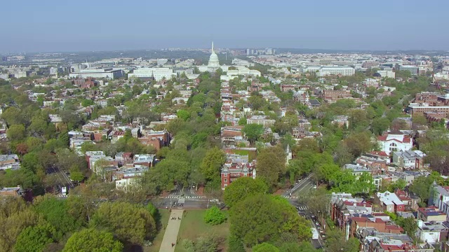 WS AERIAL POV城市景观，国会大厦的背景/华盛顿特区，美国视频素材