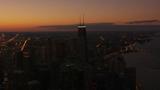 WS ZO AERIAL POV John Hancock Tower with cityscape at night /芝加哥，库克县，伊利诺伊州，美国视频素材