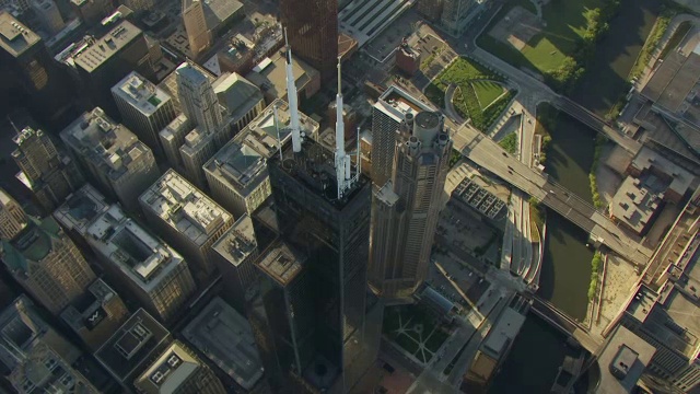 WS DS AERIAL POV View of Willis Tower with cityscape /芝加哥，库克县，伊利诺伊州，美国视频素材