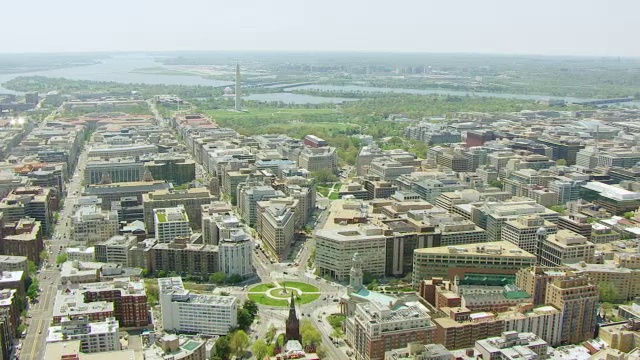 WS AERIAL POV城市景观，洛根圈和华盛顿纪念碑，波托马克河背景/华盛顿特区，美国视频素材