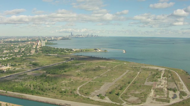 美国伊利诺斯州密歇根湖/芝加哥Iroquois Landing Lakefront Terminal的WS AERIAL POV视图视频素材