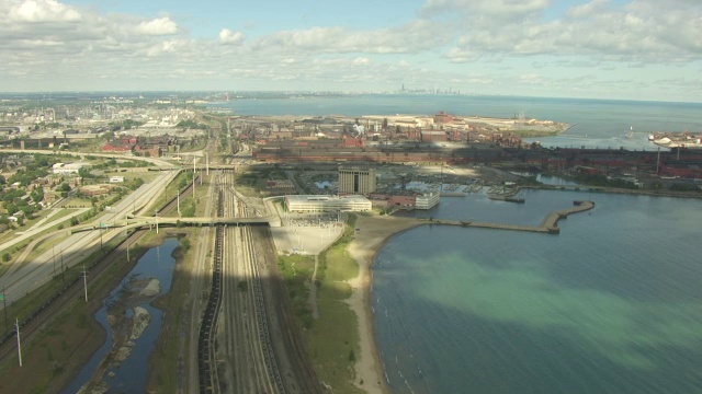 WS AERIAL POV密歇根湖海岸线，钢铁厂的背景/加里，印第安纳州，美国视频素材