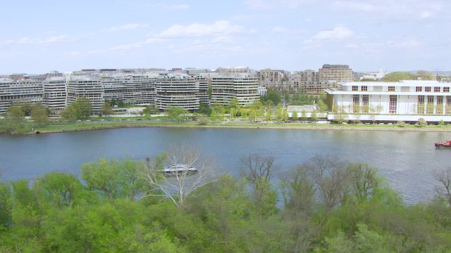 WS AERIAL POV水门建筑群和肯尼迪中心的城市景观，波多马克河前景/美国华盛顿特区视频素材