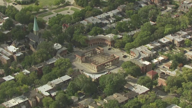 市场广场和市场大厅的WS AERIAL POV视图/芝加哥，库克县，伊利诺伊州，美国视频素材