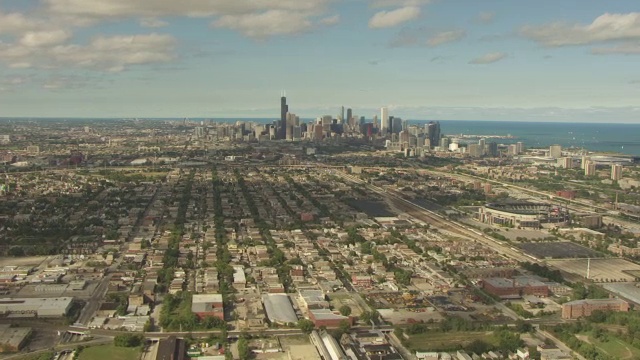 WS AERIAL POV View of Lake Michigan with cityscape /芝加哥，伊利诺伊州，美国视频素材