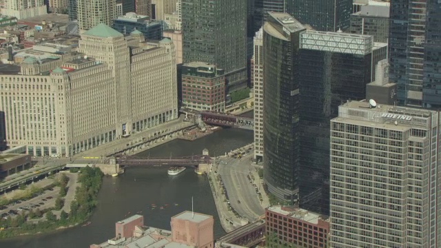 WS AERIAL POV ZO Kayakers在芝加哥河附近的西瓦克大道/芝加哥，库克县，伊利诺伊州，美国视频素材