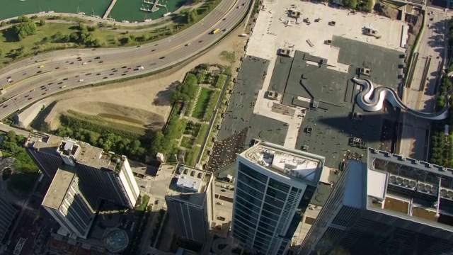 WS AERIAL POV View of Downtown city near Lake Point tower /芝加哥，库克县，伊利诺伊州，美国视频素材