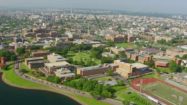 WS AERIAL POV霍华德大学庭院和足球场景观，城市景观，水库前景/华盛顿特区，美国视频素材