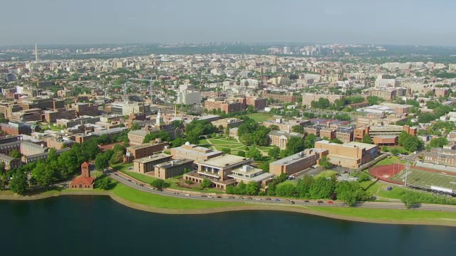 WS AERIAL POV霍华德大学校园景观，水库前景/华盛顿特区，美国视频素材