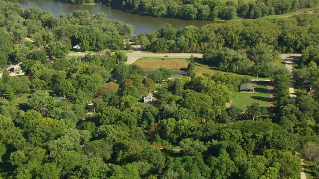 美国伊利诺斯州李县约翰迪尔住宅和商店的WS AERIAL POV ZI外观/ Grand Detour视频素材