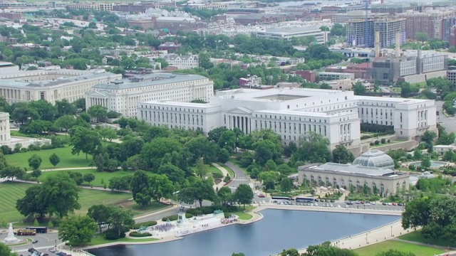 美国最高法院/华盛顿特区的美国国会大厦反射池上空的WS空中视角视频素材