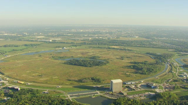 美国伊利诺斯州杜佩吉县巴达维亚市费米国家加速器实验室的WS AERIAL POV外部视频素材