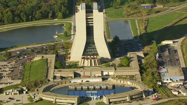 Fermi国家加速器实验室的WS AERIAL POV ZO外观和停放的汽车/ Batavia, DuPage县，伊利诺伊州，美国视频素材