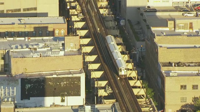 WS AERIAL POV ZO高架列车在市中心附近的铁路桥上行驶，芝加哥，库克县，伊利诺伊州视频素材