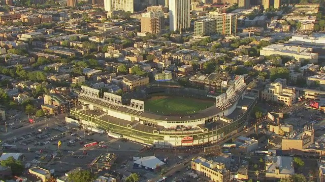 WS AERIAL POV ZO观看箭牌球场与城市/芝加哥，库克县，伊利诺伊州，美国视频素材