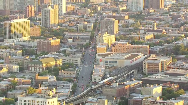 WS AERIAL POV TU城市景观外观，现代建筑和汽车在街道上移动/芝加哥，库克县，伊利诺伊州，美国视频素材