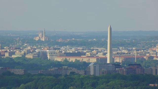 WS AERIAL POV华盛顿纪念碑城市/华盛顿特区，美国视频素材