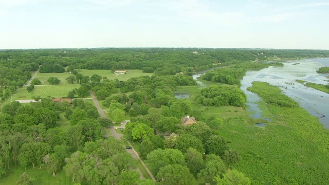 美国伊利诺斯州，汉考克县，纳沃，密西西比河史密斯家庭住宅的WS AERIAL POV视图视频素材