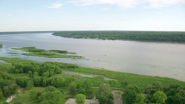 美国伊利诺斯州，汉考克县，纳沃，密西西比河史密斯家庭住宅的WS AERIAL POV视图视频素材