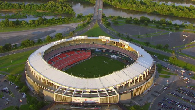 WS AERIAL POV RFK体育场，球员在美国华盛顿特区球场练习视频素材