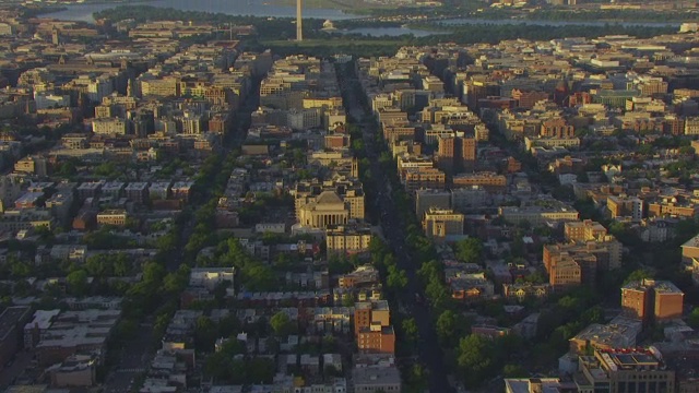 WS AERIAL POV城市景观，华盛顿纪念碑和华盛顿里根国家机场在远处/美国华盛顿特区视频素材