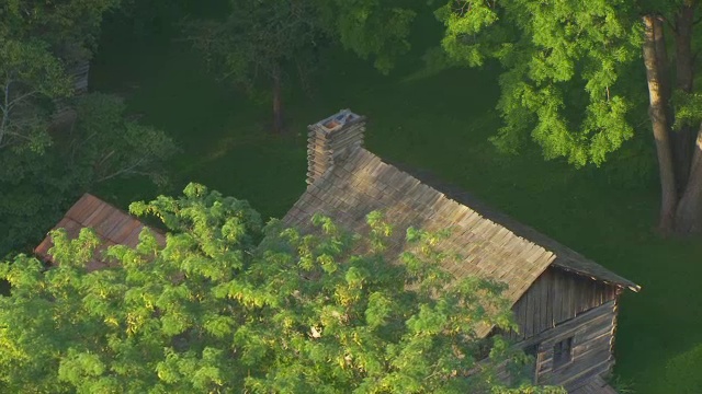 WS AERIAL POV在林肯的新塞勒姆州历史遗址/梅纳德县，美国伊利诺斯州，Francis Regnier博士的办公室小木屋视频素材