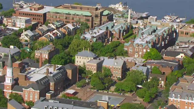 WS ZI AERIAL POV View of Townhouse and Potomac River / Alexandria，弗吉尼亚州，美国视频素材