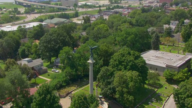 伊莱贾p洛夫乔伊纪念碑和墓地的WS AERIAL POV视图，背景是密西西比河/奥尔顿，伊利诺伊州，美国视频素材