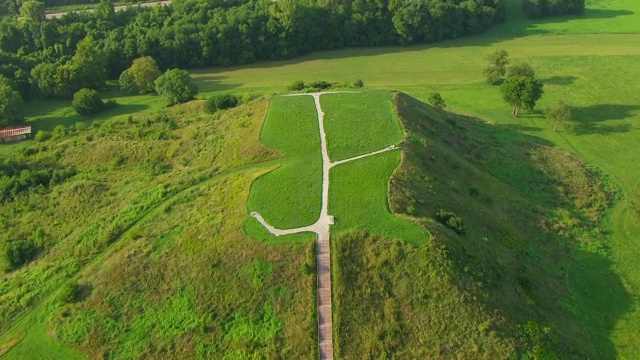 美国伊利诺斯州，科林斯维尔，Cahokia Mounds历史遗址的WS AERIAL POV视图视频素材