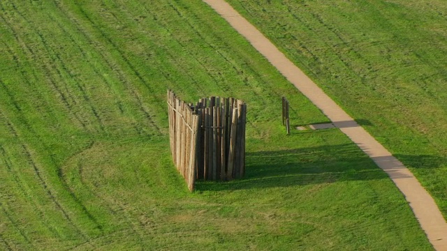 美国伊利诺斯州，科林斯维尔，Cahokia Mounds历史遗址的单一栅栏视频素材