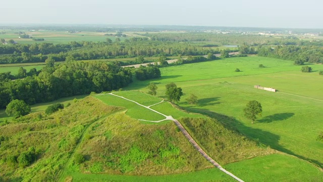 美国伊利诺斯州，科林斯维尔市，美国，Cahokia Mounds历史遗址的WS AERIAL POV视图视频素材