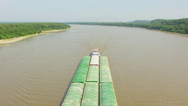 WS AERIAL POV驳船移动在密西西比河，森林背景/东圣路易斯，圣克莱尔县，伊利诺斯州，美国视频素材