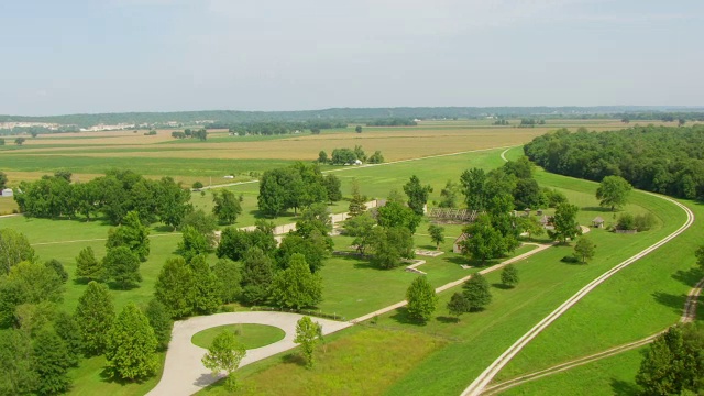 WS AERIAL POV Fort de Chartres与农田背景/ Prairie du Rocher，伦道夫县，伊利诺伊州，美国视频素材