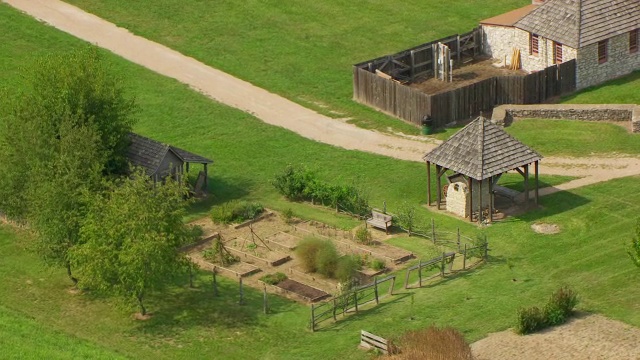 WS AERIAL POV Fort de Chartres wall / Prairie du Rocher, Randolph县，伊利诺伊州，美国，遗产花园视频素材