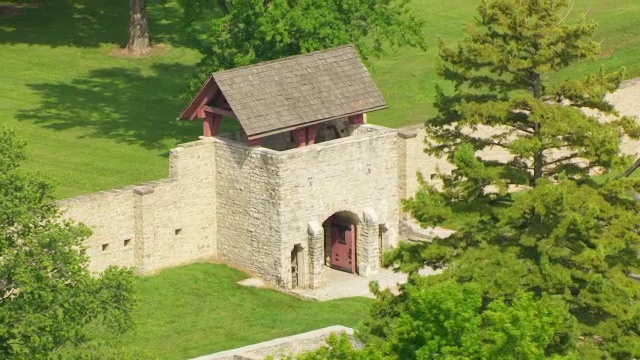 美国伊利诺斯州伦道夫县Prairie du Rocher Fort de Chartres地区基地基础的WS AERIAL POV视图视频素材