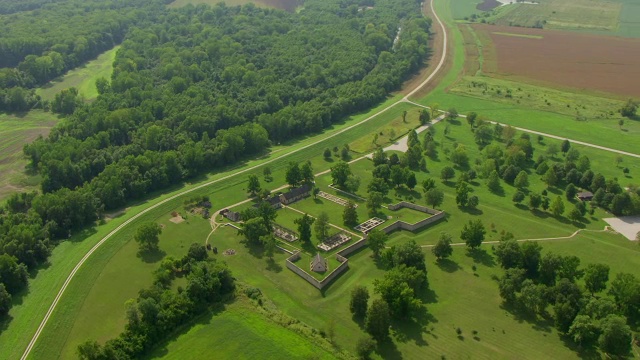 Fort de Chartres with forest area / Prairie du Rocher, Randolph县，伊利诺伊州，美国，WS AERIAL POV视图视频素材