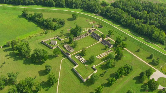 Fort de Chartres with forest area / Prairie du Rocher, Randolph县，伊利诺伊州，美国，WS AERIAL POV视图视频素材