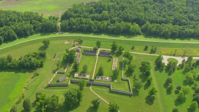 Fort de Chartres with forest area / Prairie du Rocher, Randolph县，伊利诺伊州，美国，WS AERIAL POV视图视频素材