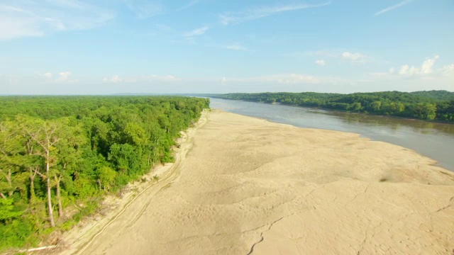 WS AERIAL POV View of Mississippi River with河床和森林区域/ Illinois，美国视频素材