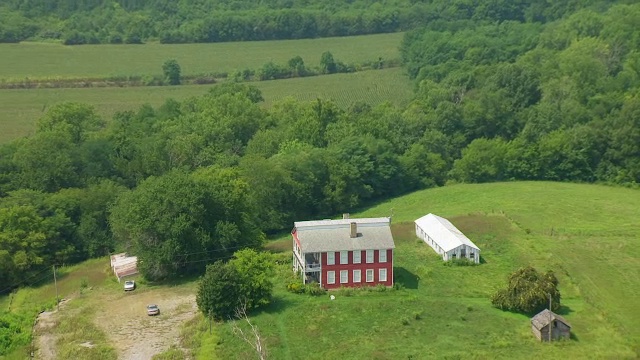 美国蒙大拿州加勒廷县克伦肖住宅及周边田野的WS ZO AERIAL POV视图视频素材