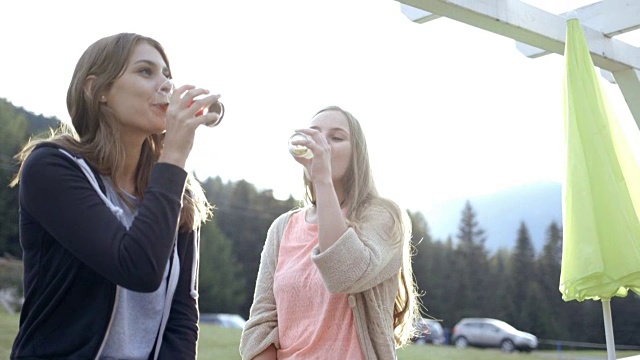 女人在户外喝啤酒视频素材