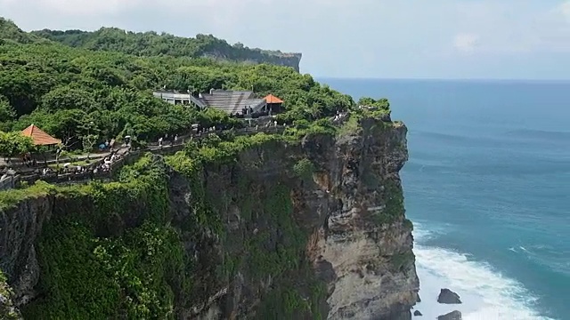 海岸乌鲁瓦图寺庙鸟瞰图，巴厘岛，印度尼西亚视频素材