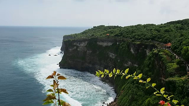 海岸乌鲁瓦图寺庙鸟瞰图，巴厘岛，印度尼西亚视频素材