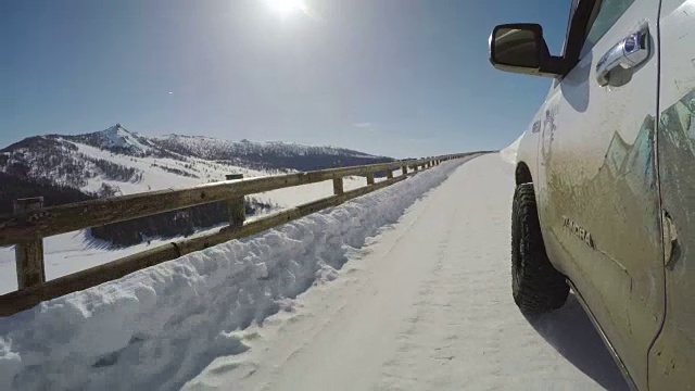 POV在雪地里行驶/新疆，中国。视频素材