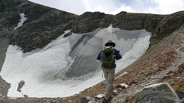 背包客徒步旅行的印第安山峰荒野锯齿山雪原科罗拉多州视频素材