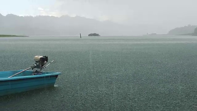 雨水落在水面上视频素材