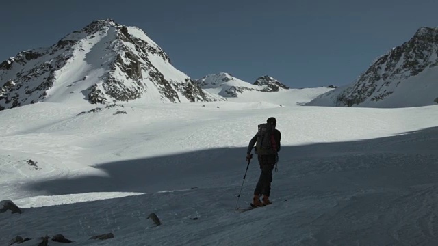 在瑞士阿尔卑斯山爬山的野外滑雪者视频素材